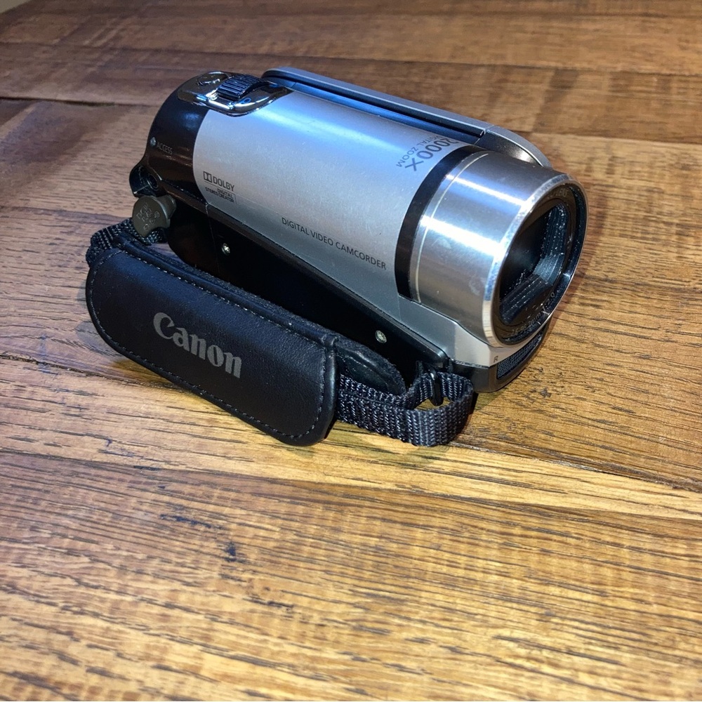 Canon FS200 Flash Memory Camcorder Misty Silver